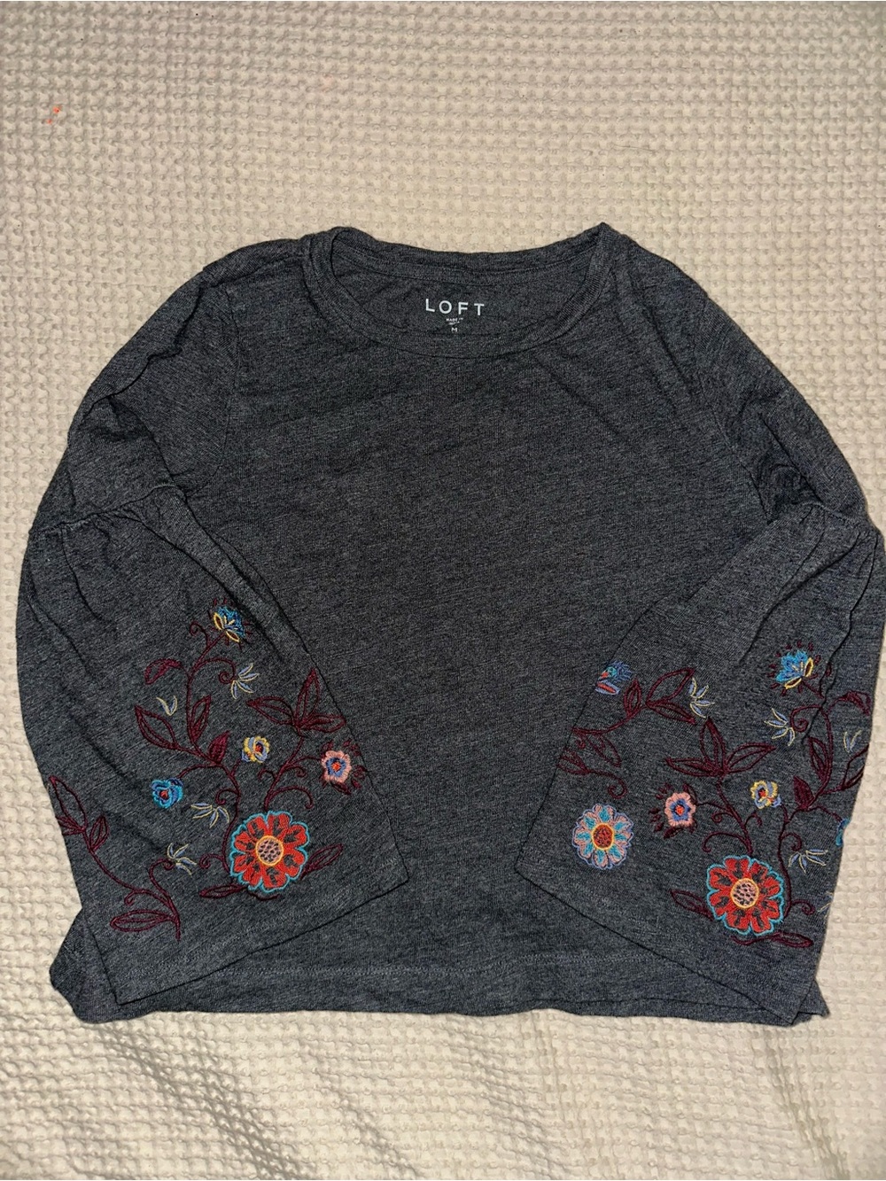 LOFT- 70’s vibe bell sleeve embroidered top|M|